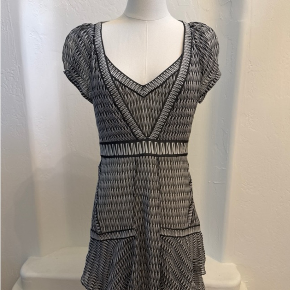 Black and White 100% Silk Diane Von Furstenberg dress - size 6